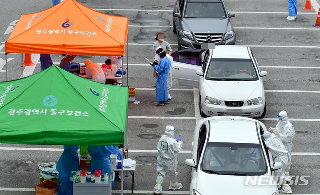 광주에서 첫 미취학 아동 2명이 신종 코로나바이러스 감염증(코로나19) 확진 판정을 받은 가운데 6일 오전 동구청사 주차장에서 드라이브 스루 방식으로 직·간접접촉자 검사를 하고 있다.