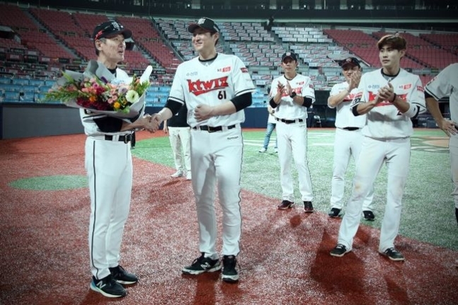 KT 이강철 감독이 통산 100승 달성 축하 꽃다발을 받았다. KT는 삼성전 2연승으로 올시즌 첫 승률을 5할로 끌어 올렸다.