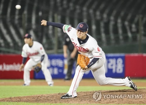 롯데 선발 박세웅의 뒤를 이어 6회 무사 1, 2루에 등판해 2이닝을 무실점으로 깔끔하게 막아 승리의 디딤돌이 됐다.