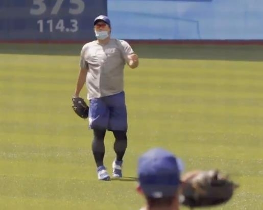 토론토 블루제이스 류현진이 MLB 재개에 대비, 홈구장에서 마스크를 쓰고 연습 투구를 하고 있다.