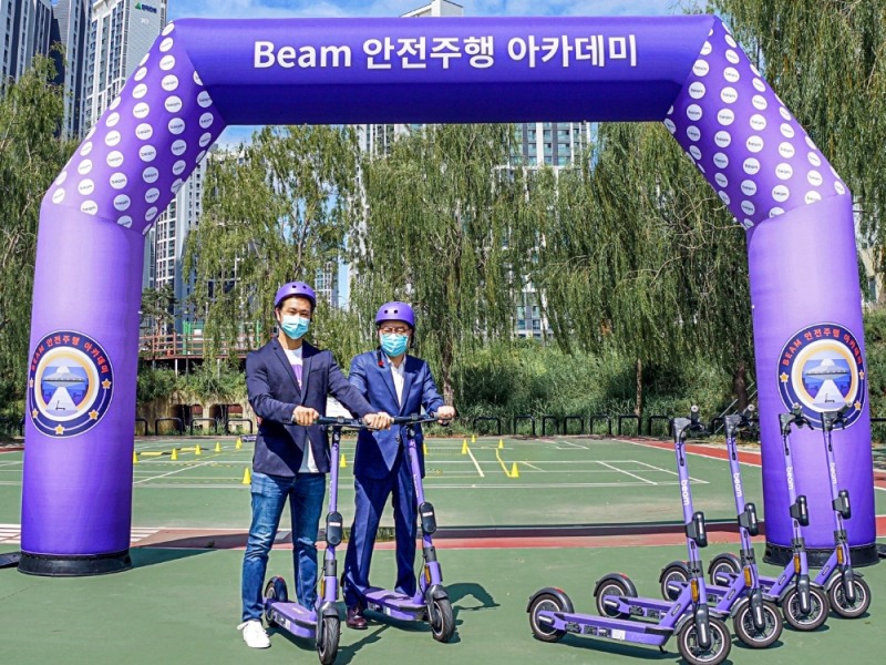 강동 바이크 스쿨에서 진행된 ‘빔(Beam) 안전교육 아카데미’에서 알렌 지앙(Alan Jiang) 빔 대표(왼쪽)와 이정훈 강동구청장