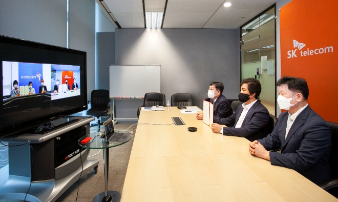 SK텔레콤은 한국장애인고용공단과 ICT기반의 장애인 일자리 플랫폼 구축을 위한 업무협약을 화상회의를 통해 체결했다고 밝혔다. (회의실 가운데 : 유웅환 SK텔레콤 SV이노베이션센터장, 스크린 왼편 가운데 : 조종란 한국장애인고용공단 이사장)