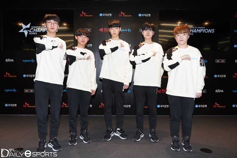 자기 손으로 1위를 되찾은 DRX 선수들.