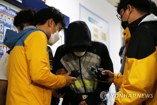 고개 숙인 '팀닥터'(경주=연합뉴스) 손대성 기자 = 113일 고 최숙현 선수 사건과 관련해 가혹행위를 한 혐의를 받는 경주시청 트라이애슬론(철인3종)팀 운동처방사 안모(45)씨가 구속 전 피의자 심문(영장실질심사)에 출석하기 위해 경북 경주경찰서를 나서고 있다. 2020.7.13