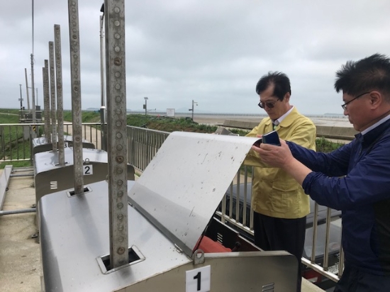 신안군 침수 피해지역 현장점검에 나선 박우량 신안군수/사진=신안군