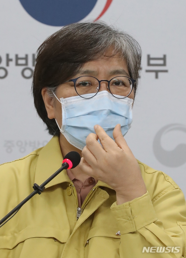 정은경 중앙방역대책본부장(질병관리본부장)이 지난 3일 오후 충북 청주 질병관리본부에서 신종 코로나바이러스 감염증(코로나19) 국내 발생 현황 브리핑을 하던 중 마스크 착용법을 설명하고 있다.