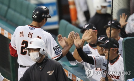 최진행 최고야 !(대전=연합뉴스) 김연수 기자 = 13일 오후 대전 한화생명 이글스파크에서 열린 프로야구 SK - 한화 경기. 1회 말 한화 최진행이 1사후 주자 2,3루에서 3점 홈런을 날리고 더그아웃에서 최원호 감독대행의 축하를 받고 있다.