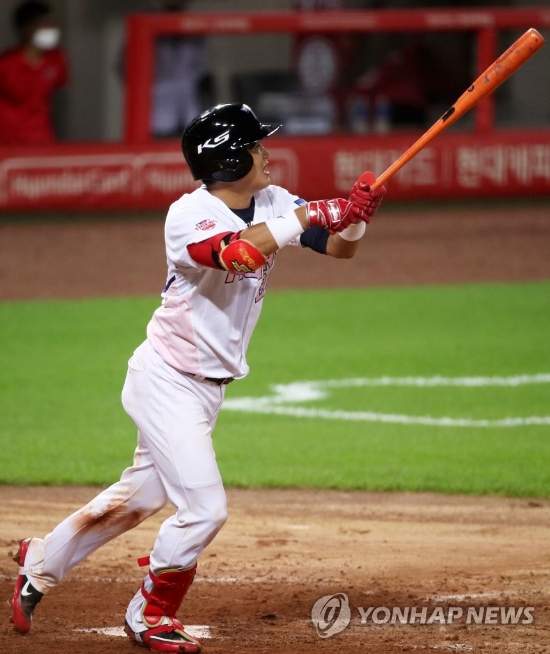 힘차게 스윙하는 김민식(광주=연합뉴스) 조남수 기자 = 13일 광주-기아챔피언스필드에서 열린 2020 KBO리그 키움 히어로즈와 KIA 타이거즈의 경기에서 KIA 6번 타자 김민식이 4회 말에 타격하고 있다.