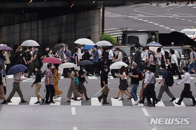 10일 일본 도쿄에서 신종 코로나바이러스 감염증(코로나19) 확산을 막기 위해 마스크를 쓴 사람들이 건널목을 건너고 있다.