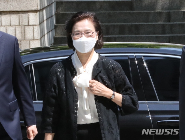 '경비원·운전기사 상습폭행' 혐의를 받는 이명희 전 일우재단 이사장이 지난달 서울 서초구 서울중앙지법에서 열리는 5차 공판에 출석하고 있다.