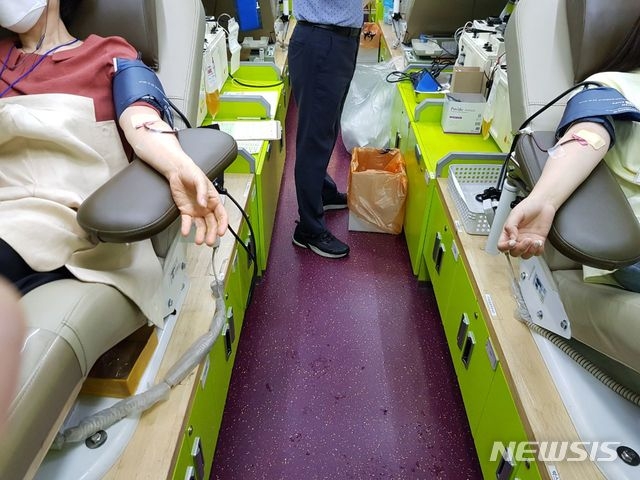 신천지교 신도 500여명이 13일부터 17일까지 경북대병원에서 대한적십자사 차량을 통해 신종 코로나바이러스 감염증(코로나19) 혈장치료제를 생산하기 위한 혈장 공여에 참여한다.(사진=신천지 제공)