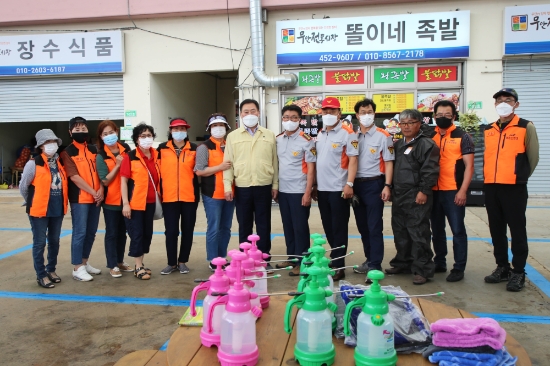 무안군 의용소방대연합회(대장 성동호, 신옥미)는 지난 13일 무안전통시장에서 의용소방대원 30여명이 참여한 가운데 '코로나19' 지역사회 확산방지를 위한 방역활동을 실시했다/사진=무안소방서