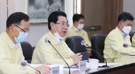 김영록 전라남도지사가 14일 오전 도청 서재필에서 실국장 정책회의를 주재하고 있다. 김 지사는 코로나19 집단감염을 방지하기 위해 공직자들의 고위험 시설 출입을 하지 말라고 밝혔다./사진=전라남도