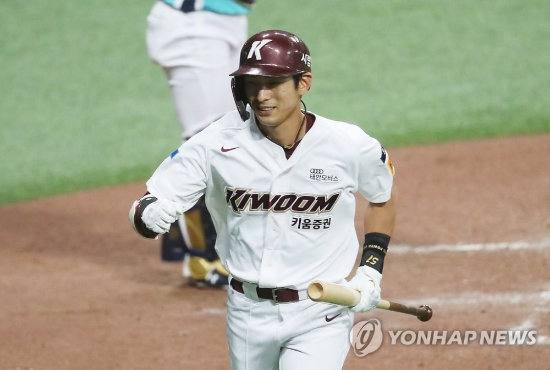 미소짓는 이정후(서울=연합뉴스) 신준희 기자 = 14일 고척스카이돔에서 열린 프로야구 키움과 NC의 경기. 5회말 무사 상황에서 솔로홈런을 친 키움 이정후가 홈으로 들어오고 있다.