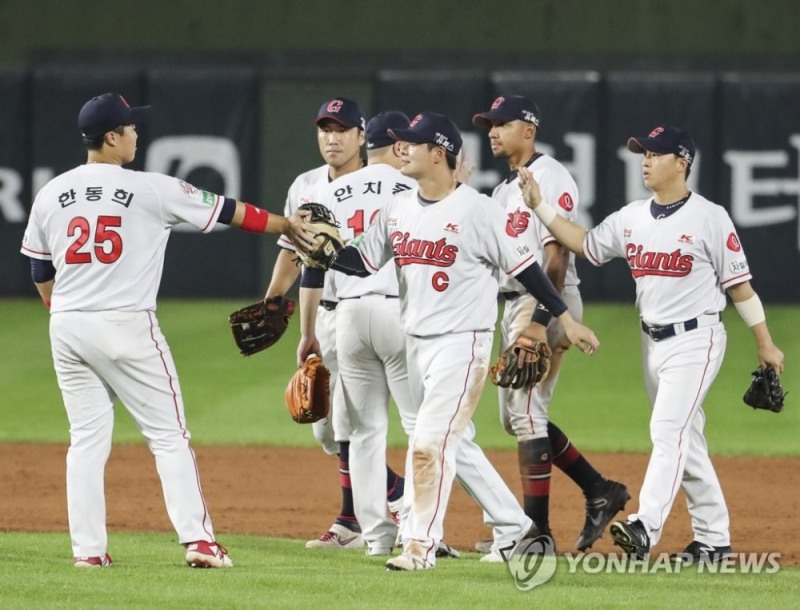 롯데가 홈에서 LG를 4-0으로 영봉한 뒤 선수들끼리 기쁨을 나누고 있다.