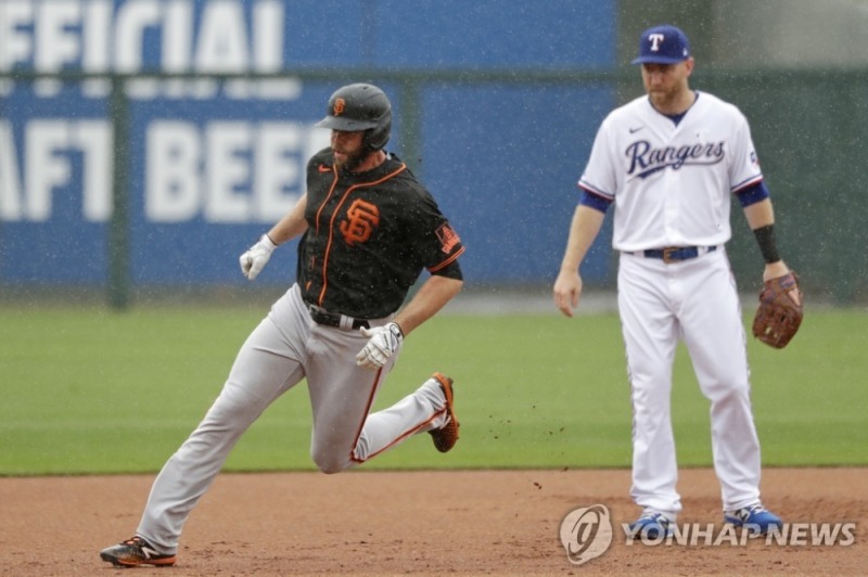삼성 라이온즈 4번타자 였다가 샌프란시스코 자이언츠로 간 다린 러프(왼쪽)가 올 시범경기에서 홈런을 친 뒤 베이스를 돌고 있다.
