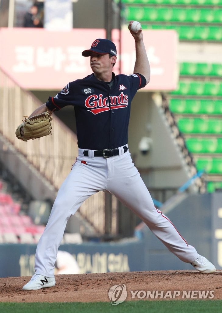 롯데 자이언츠 시절 역투하는 브룩스 레일리.