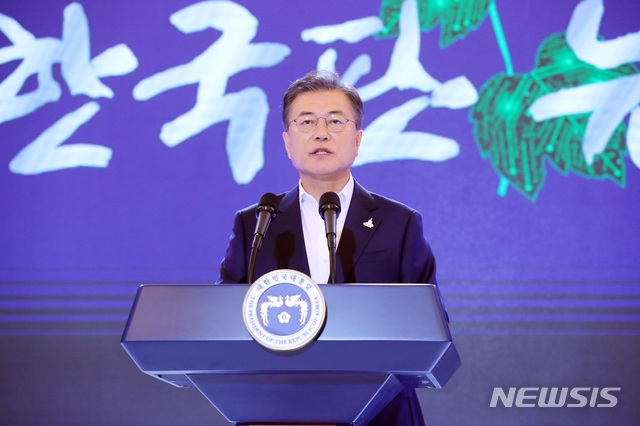 문재인 대통령이 14일 청와대 영빈관에서 열린 한국판 뉴딜 국민보고대회(제7차 비상경제회의)에 참석해 발언하고 있다.