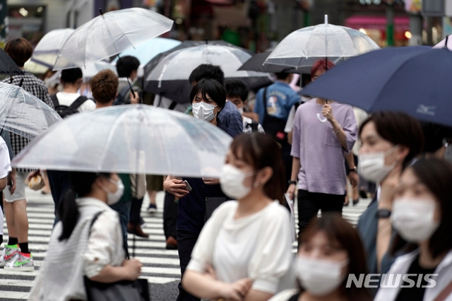 지난 9일 일본 도쿄 시부야의 횡단보도를 신종 코로나바이러스 감염증(코로나19) 마스크를 착용한 시민들이 건너고 있다.