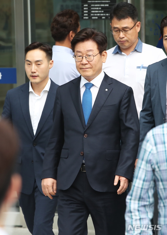 직권남용 권리행사, 공직선거법 위반 등의 혐의로 기소된 이재명 경기도지사가 지난해 9월 6일 오후 경기 수원고등법원에서 열린 항소심 선고공판에서 벌금 300만원을 선고 받은 뒤 법원을 빠져 나오고 있다. 1심서 무죄 선고를 받은 이 도지사는 이날 항소심 선고공판에서 벌금 300만 원을 선고 받았다.