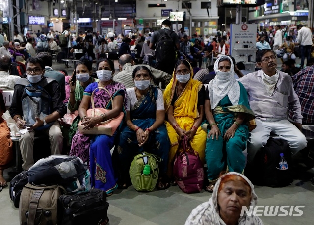 지난 3월 17일 인도 뭄바이의 한 기차역 대합실에 신종 코로나바이러스 감염증(코로나19)에 대처하기 위해 마스크를 쓴 사람들이 앉아 있다.
