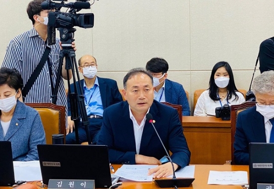 김원이 더불어민주당 국회의원(전남 목포)이 15일 오전 더불어민주당에서 의사 정원 확대를 공식적으로 발표한 가운데 국회 보건복지위원회 전체회의에서 의대 정원 확대 및 전남 의대 설립 필요성을 강력히 주장했다/사진=김원이 의원실