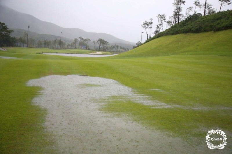 페어웨이, 러프 등을 뜻하는 스루 더 그린에서는 캐주얼 워터 등 여러 장애물을 만날 수 있다. 사진은 지난 13일 끝난 KLPGA 아이에스동서 부산오픈에서 페어웨이 곳곳에 물웅덩이가 생긴 모습.