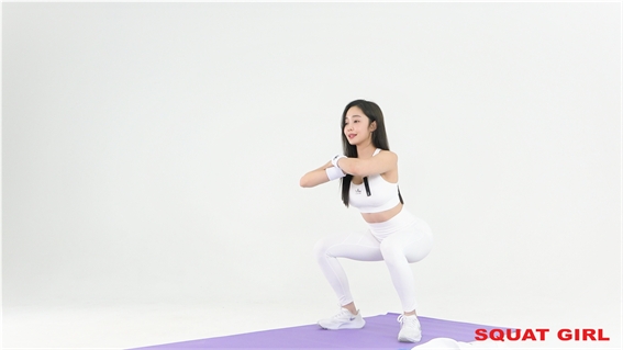 스쿼트 자세를 취하고 있는 피트니스 모델 겸 방송인 최설화. 사진=스쿼트걸