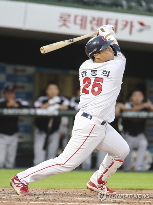 롯데가 LG와 31안타를 주고 받는 타격전끝에 한동희의 역전 3점홈런을 앞세워 홈에서 위닝시리즈의 기쁨을 누렸다.