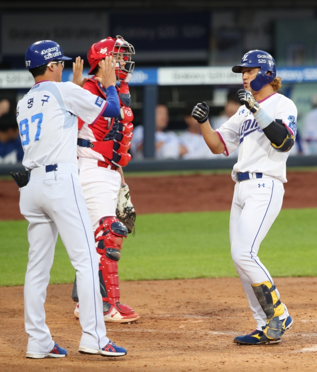 삼성의 김상수가 올시즌 243타석만에 올시즌 마수걸이 홈런을 날린뒤 동료들의 환영을 받고 있다