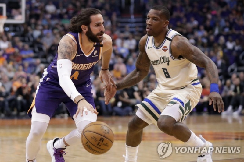 돌파 시도하는 리키 루비오(왼쪽).