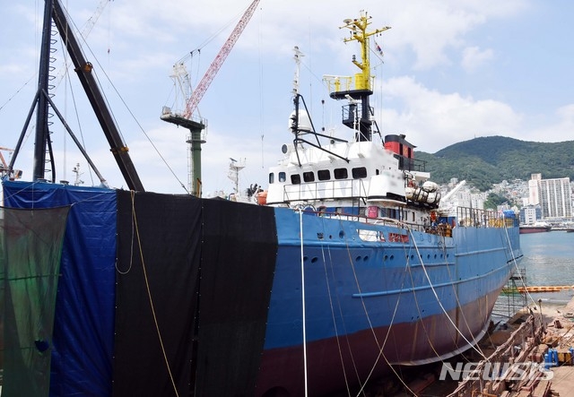 부산 영도구의 한 수리조선소에 정박 중인 러시아 선적 원양어선 A호(825t)에서 러시아인 선원 29명 중 3명이 신종 코로나바이러스 감염증(코로나19) 확진 판정을 받았다. 16일 오전 수리조선소에 정박 중인 A호.