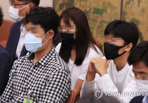 문체위 전체 회의 참석한 경주시청 트라이애슬론 감독과 선수들(서울=연합뉴스) 한종찬 기자 = 지난 6일 국회에서 열린 문화체육관광위원회 전체회의에서 경주시청 트라이애슬론(철인3종경기)팀 감독과 선수들이 회의를 지켜보는 모습.