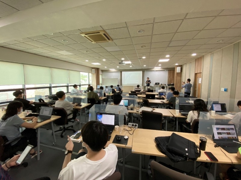 7월 16일 한국전파진흥협회 블록체인 전문가과정 특강중인 미디움 조영준 COO