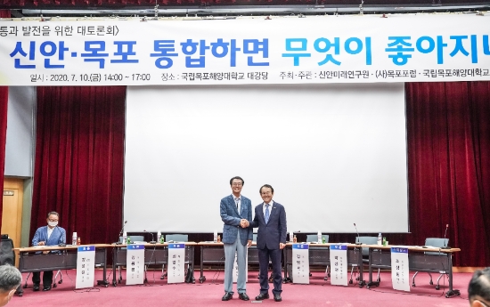 김종식 목포시장(오른쪽)과 박우량 신안군수는 지난 10일 목포포럼이 개최한 신안·목포 통합에 관한 대토론에 참석해 통합에 대한 긍정적 인식을 함께 했다/사진=목포시