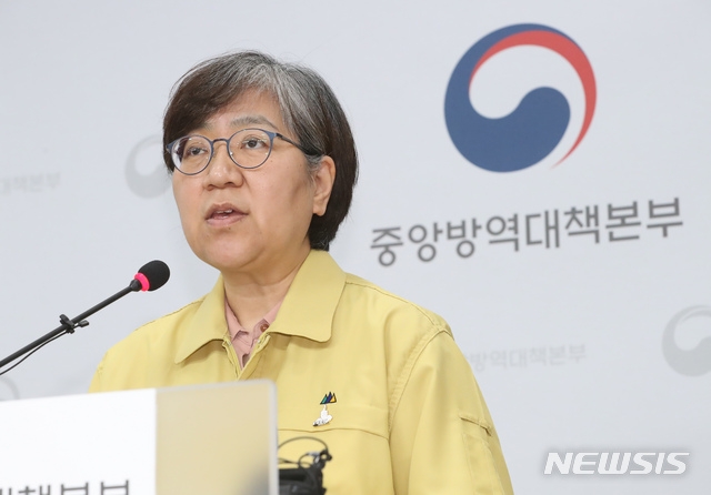 정은경 중앙방역대책본부장(질병관리본부장)이 3일 오후 충북 청주 질병관리본부에서 신종 코로나바이러스 감염증(코로나19) 국내 발생 현황에 대해 브리핑하고 있다.