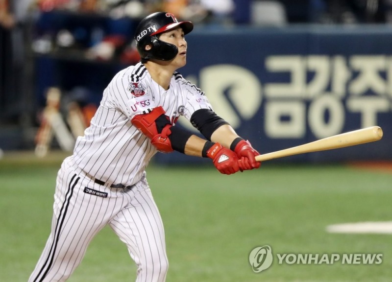 LG 오진환이 17일 잠실홈경기에서 한화를 상대로 연타석 홈런을 날리며 만점 활약을 펼쳤다.