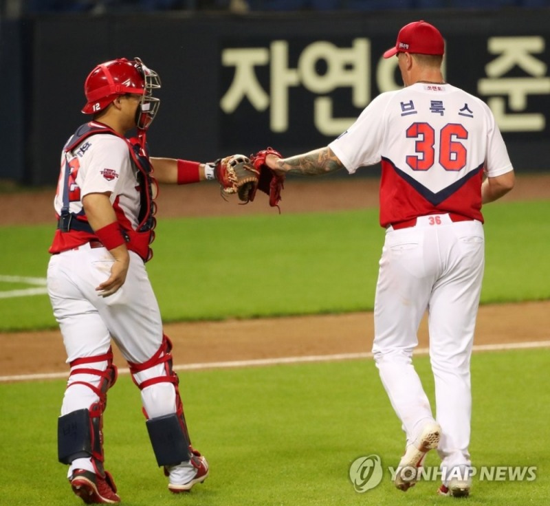 브룩스·백용환 배터리, 8회까지 호투 마치고KIA 브룩스가 8회까지 두산의 강타선을 8회까지 2실점으로 봉쇄한 뒤 포수 백용환과 글러브 부딪치기로 서로를 격려하고 있다.
