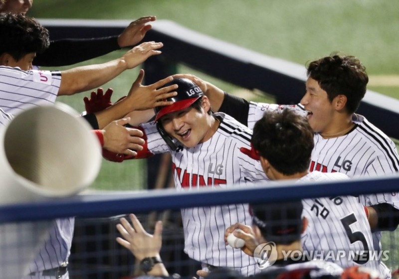 LG 오지환이 잠실경기에서 5회에 연타석 홈런으로 2점홈런을 날린 뒤 더그아웃에서 동료들의 격한 환영을 받았다.