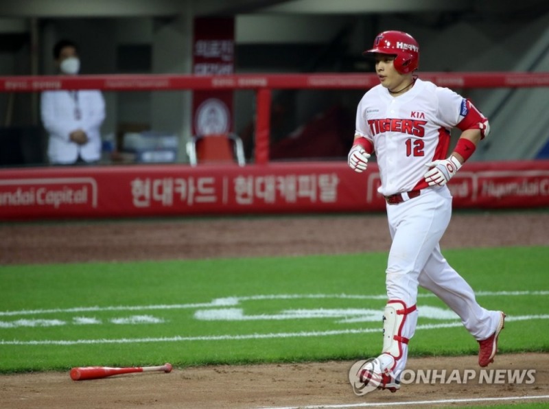 KIA 백용환이 3점째를 올리는 홈런을 친 뒤 유유히 홈으로 들어오고 있다.