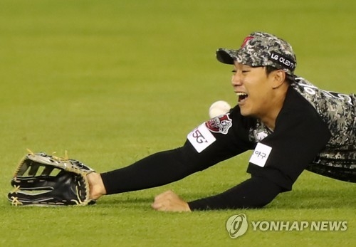 이천웅이 17일 한화전에서 왼쪽 손목 골절로 약 4주간 결장이 불가피해졌다.