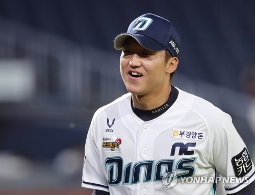 '해맑은 구창모의 미소' 구창모가 7이닝 무실점으로 KT 타선을 요리한 뒤 환한 미소를 지으며 더그아웃으로 들어가고 있다.