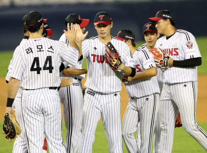 올해 한화전에서 8전 전승을 거두며 7월에 첫 연승행진을 한 LG 선수들이 승리의 하이파이브를 하고 있다