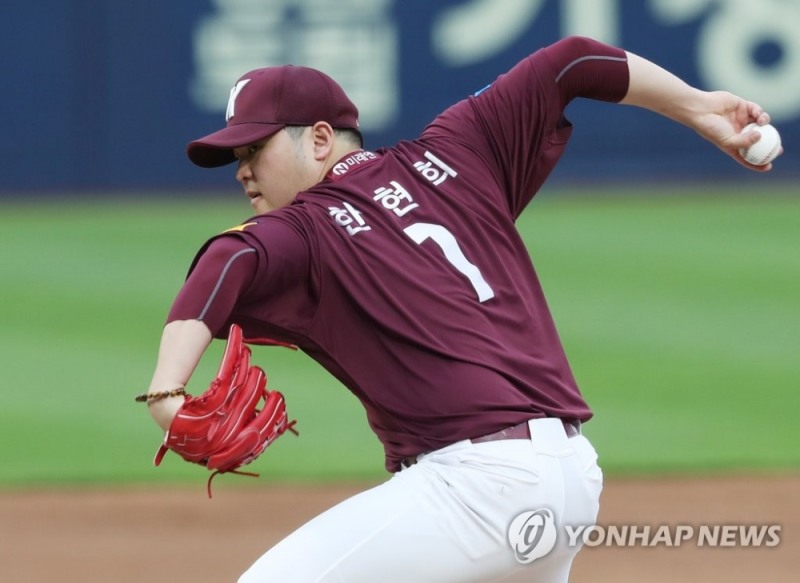 키움의 한현희가 SK를 상대로 7회 2사까지 4피안타 1실점(7탈삼진)으로 시즌 4승째를 챙겼다