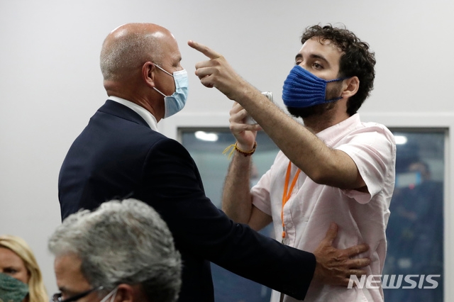 13일(현지시간) 한 남성이 로널드 디샌티스 미국 플로리다 주지사의 일일 신종 코로나바이러스 감염증(코로나19) 브리핑에 난입해 손가락질을 하고 있다. 그는 디샌티스 주지사가 코로나19 방역에 실패했다며 "부끄러운 줄 알아야지! 당신은 아무런 계획도 없고, 아무것도 하지 않고 있다!"고 소리쳤다.