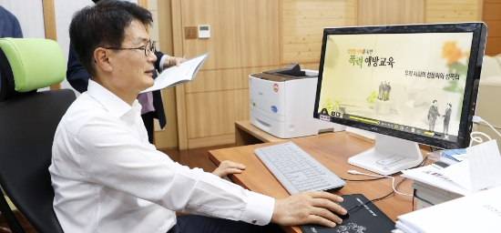 이승옥 군수가 ‘2020년 4대 폭력(성희롱·성매매·성폭력·가정폭력) 예방통합교육’사이버교육과정에 참여하고 있다/사진=강진군