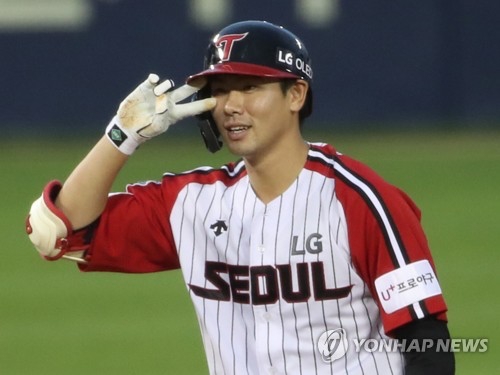 LG 홍창기 '깜찍하게'(서울=연합뉴스) 임헌정 기자 = 19일 오후 서울 송파구 잠실야구장에서 열린 2020 KBO리그 한화와 LG 경기. LG 홍창기가 8회 말 1사 1, 2루 1타점을 올리는 우중간 2루타를 친 뒤 기뻐하고 있다. 홍창기는 이날 결승타의 주인공이었다.