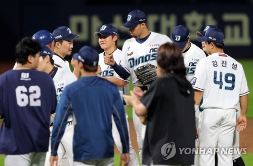 NC 선수들 승리의 하이파이브(창원=연합뉴스) 우정식 기자 = 19일 경남 창원NC파크에서 열린 프로야구 kt wiz-NC 다이노스 경기에서 8-2로 승리한 NC 선수들이 마운드에 모여 승리의 하이파이브를 하고 있다.