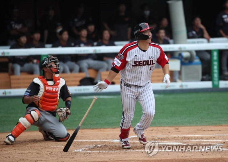 LG 김현수가 1회말 역전 2점 홈런을 날린 뒤 홈런을 직감한 듯 날아가는 타구를 쳐다보고 있다