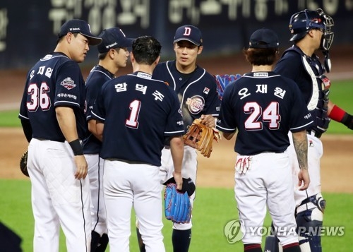 5타점의 맹타로 8-4 승리를 견인한 두산 오재일(왼쪽)이 동료선수들과 승리를 자축하고 있다.